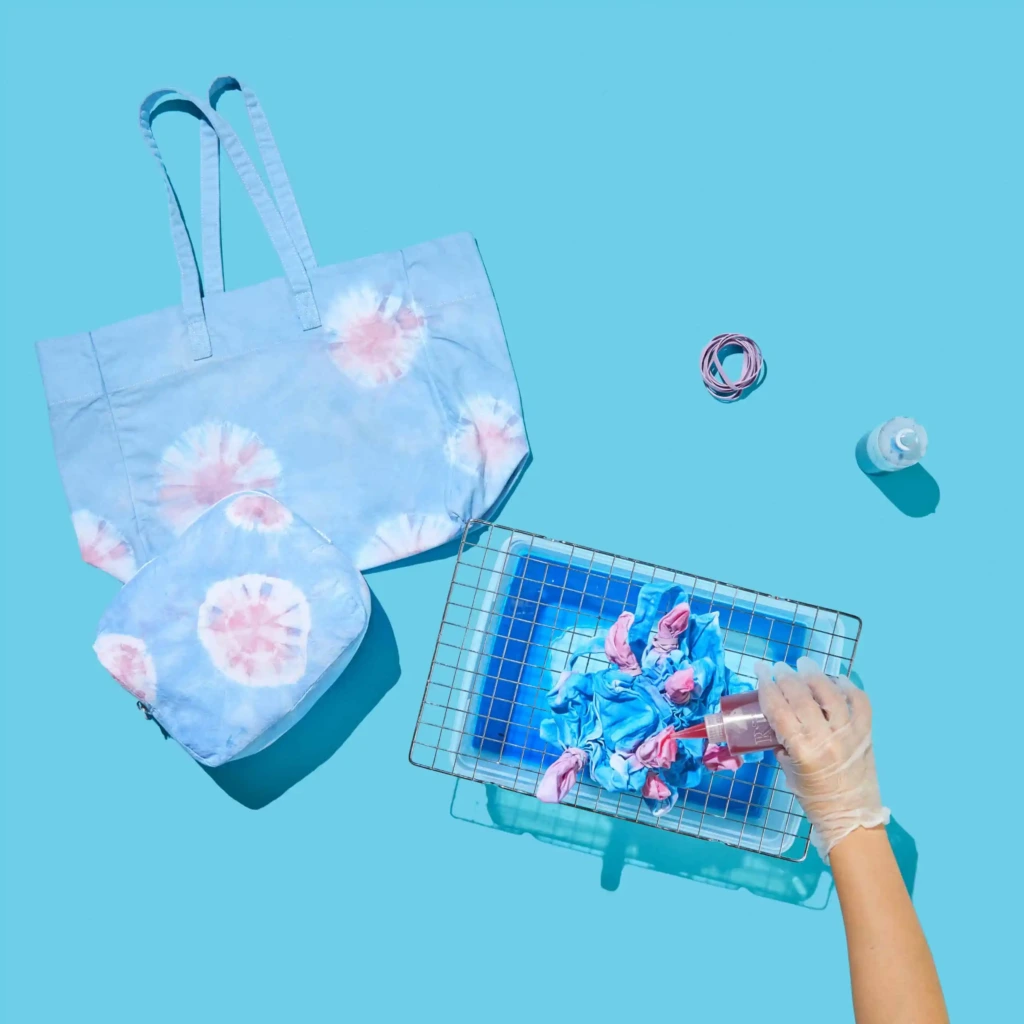 Barwienie torby za pomocą rusztu z tacka i butelek z dozownikiem barwnikami Rit All-Purpose