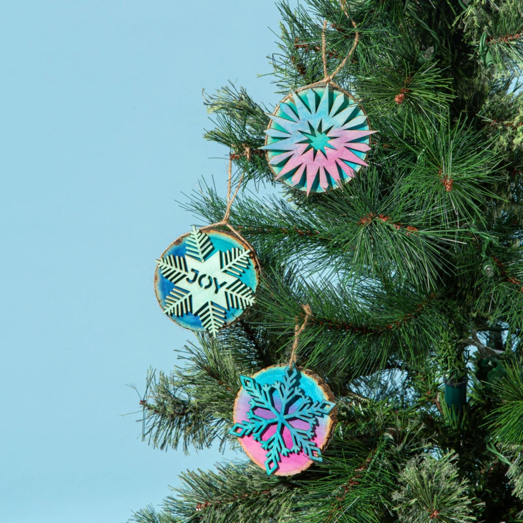 Barwione na mokro ozdoby z drewna za pomocą barwników RIT All-Purpose