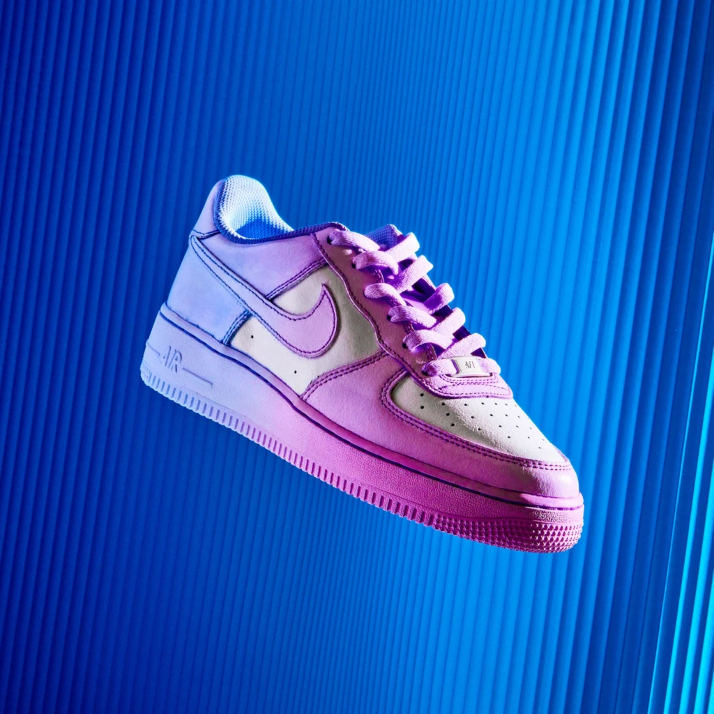 Buty sportowe farbowane metodą ombre dip dye w kolorze niebieskim oraz fioletowym