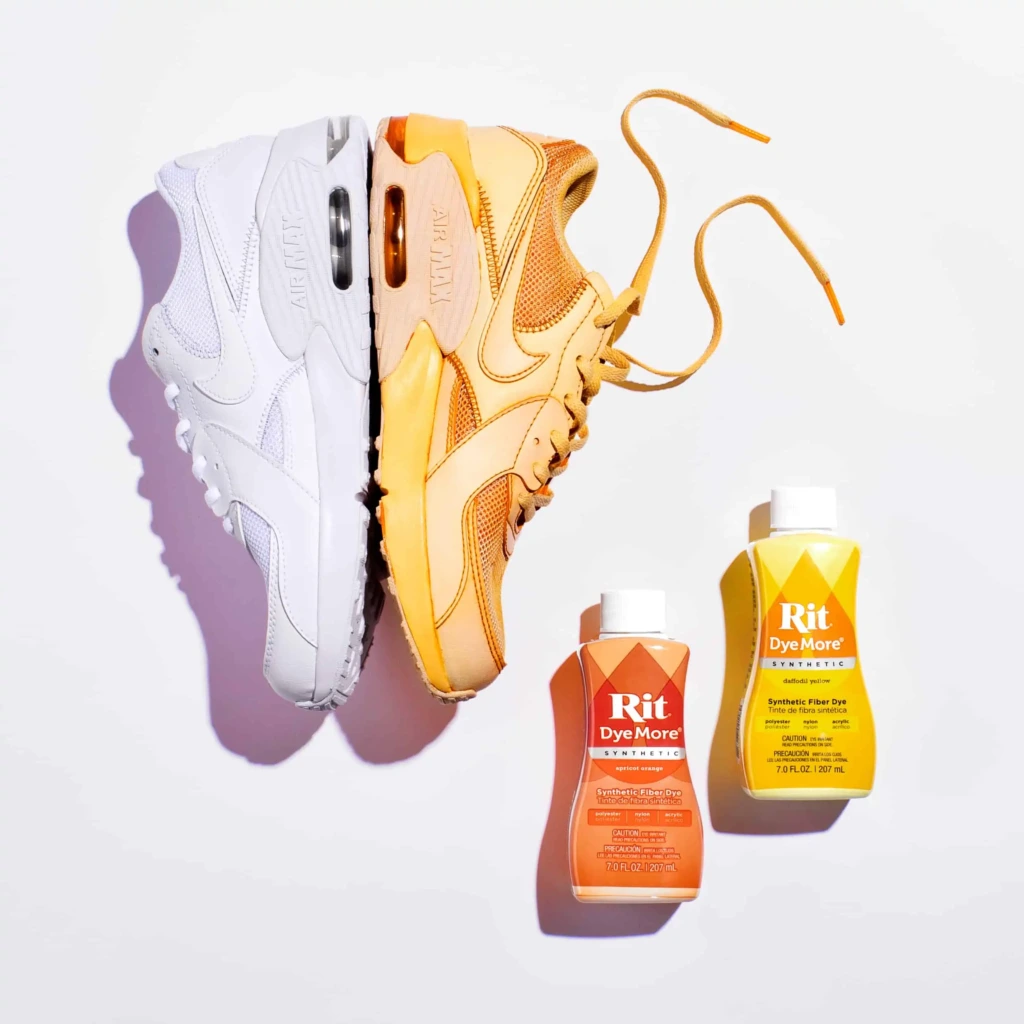 Efekt przed barwieniem sneakersów oraz po barwieniu