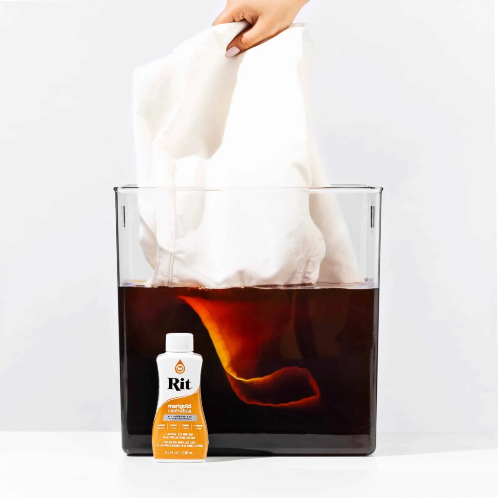 Przejście do barwienia spodni w kąpieli barwiącej