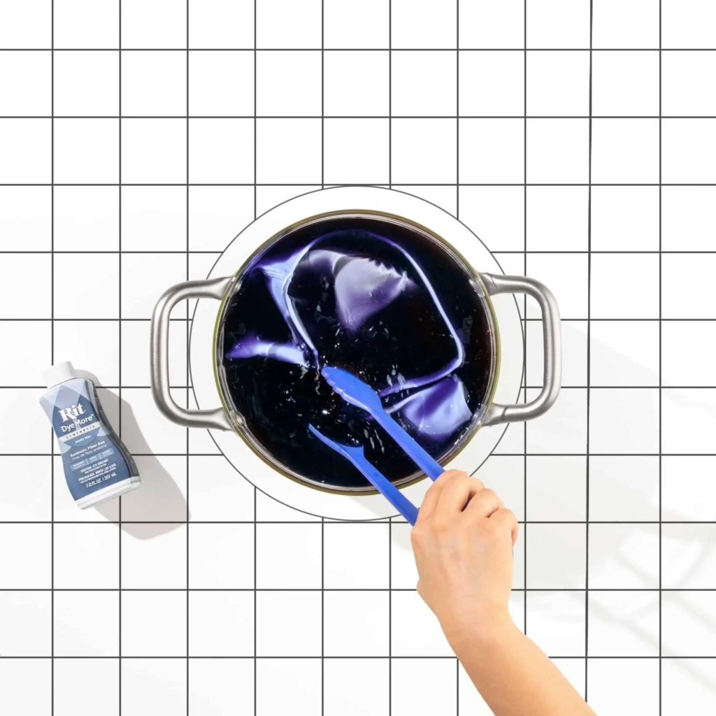 Farbowanie topu do ćwiczeń w kąpieli barwiącej