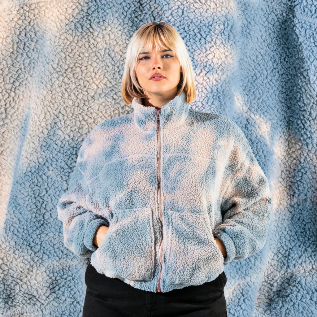 Projekt barwienia tie-dye kurtki Sherpa