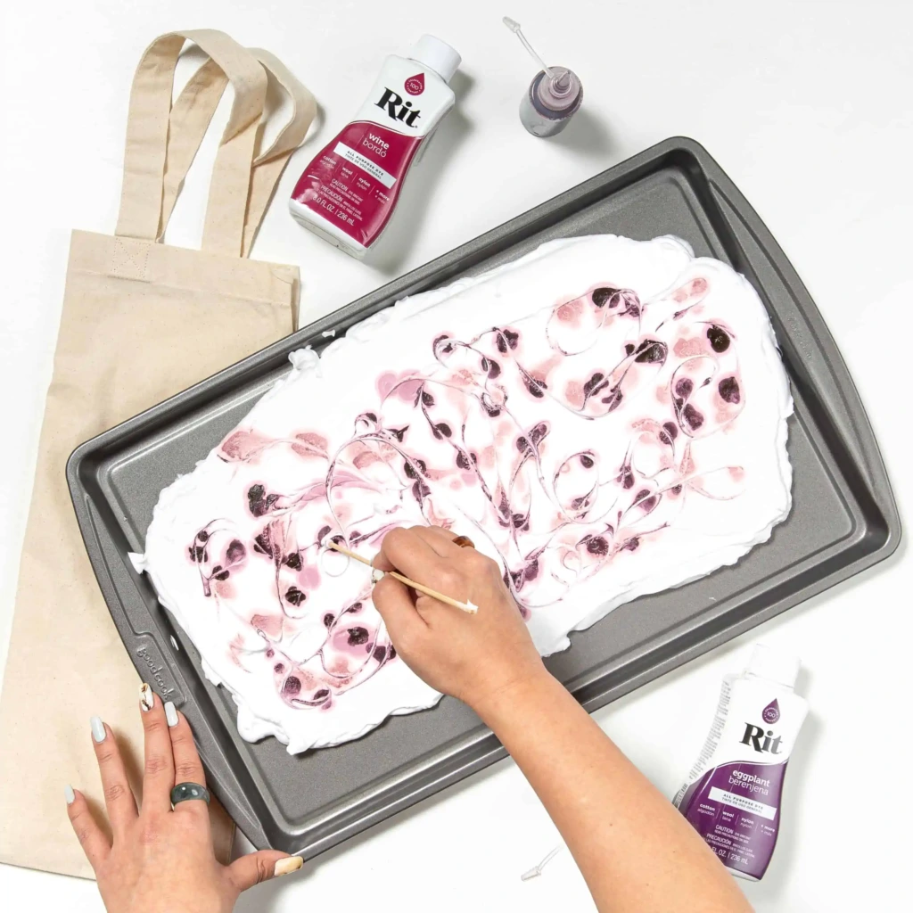 Malowanie wzorów na piance do golenia na tacce do pieczenia