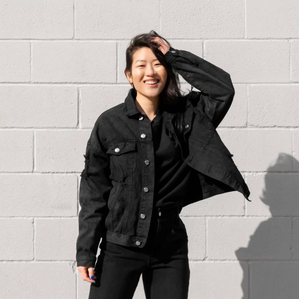 Finalny efekt odnowionej kurtki dżinsowej za pomocą zestawu RIT Get Black Back