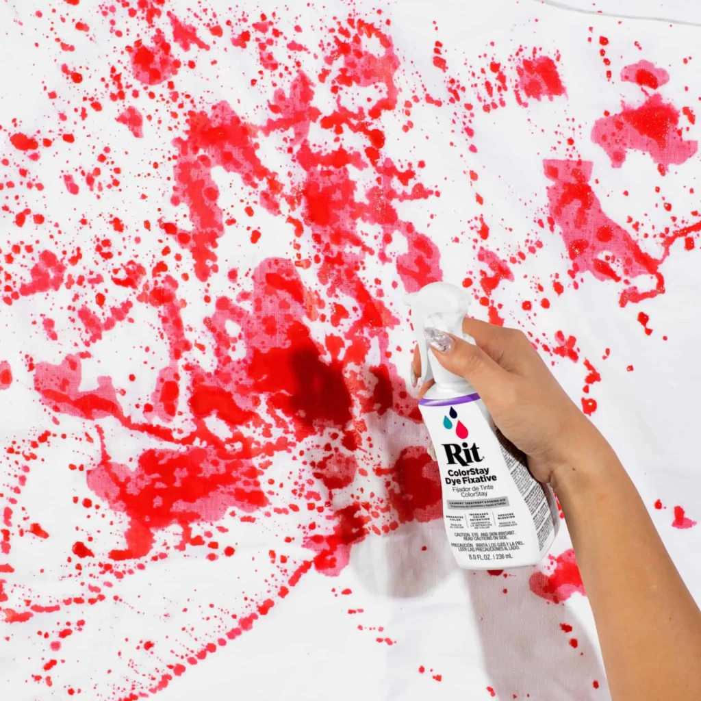 Utrwalanie barwnika na obrusie za pomocą RIT ColorStay Fixative