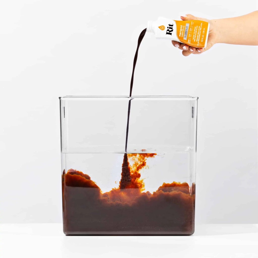 Przygotowywanie kąpieli barwiącej w kolorze Marigold