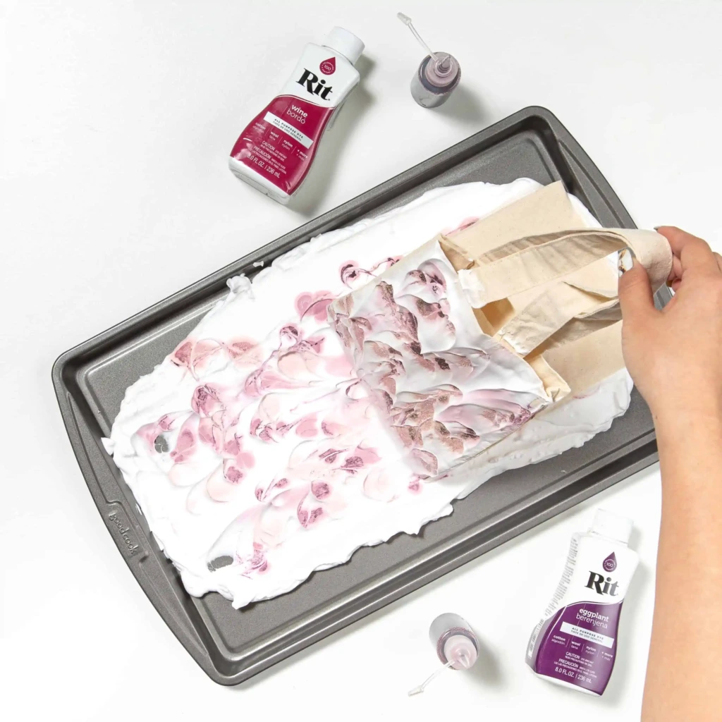 Wyjmowanie torby z pianki do golenia