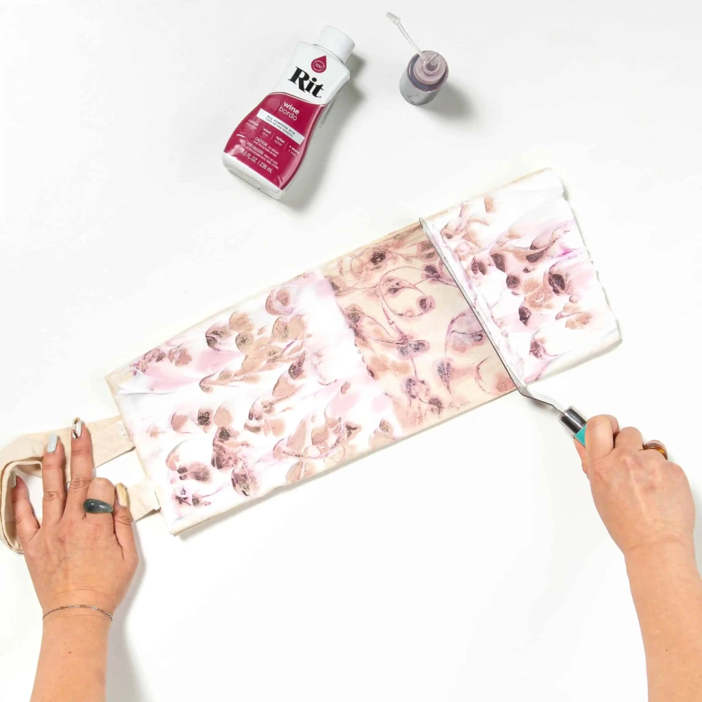 Zdejmowanie nadmiaru pianki do golenia z toby na wino