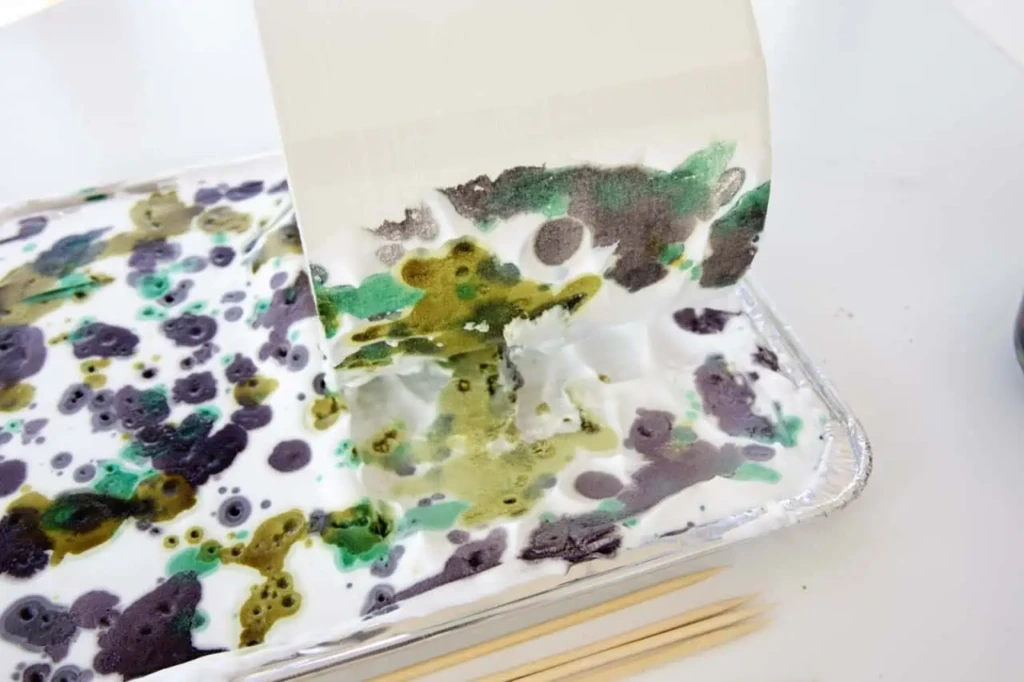 Barwienie abażuru metodą marmurkową