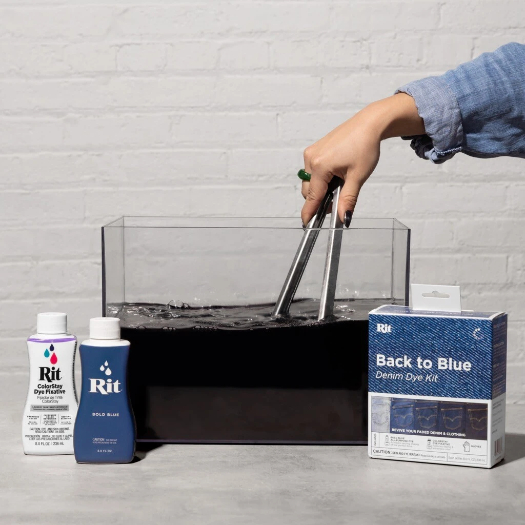 Barwienie sukienki w kąpieli barwiącej