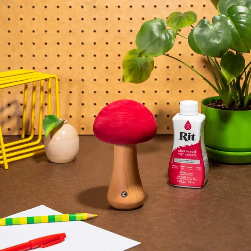 Drewniana lampka w kształcie grzybka barwiona w kolorze Cherry Red