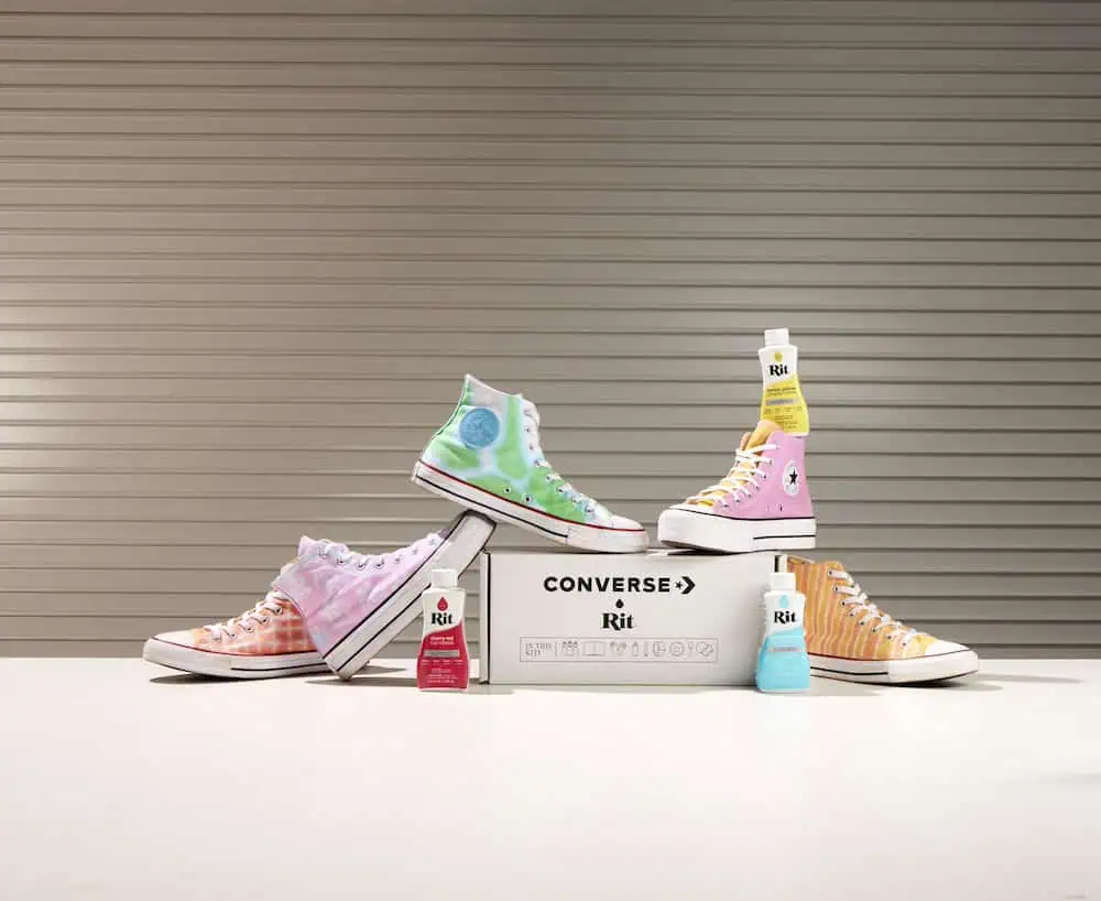 Kolorowe buty Converse barwione metodą blokowania kolorów 