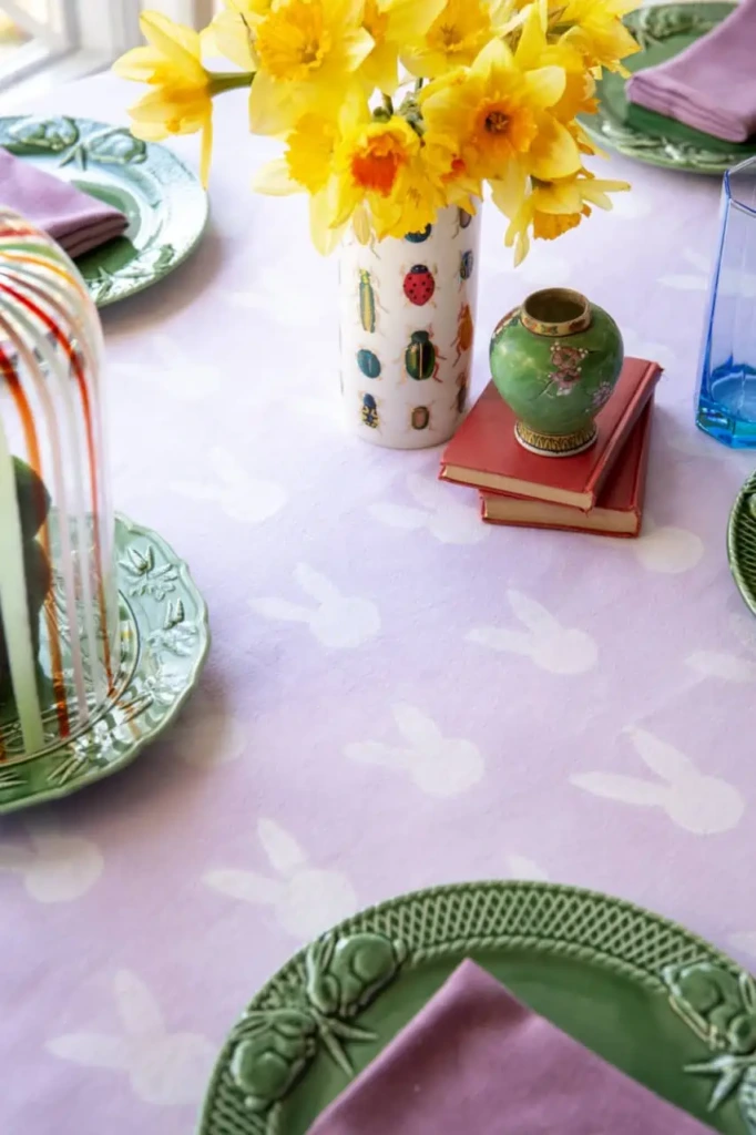 finalny efekt barwionego obrusu w kształcie króliczka wiosennego