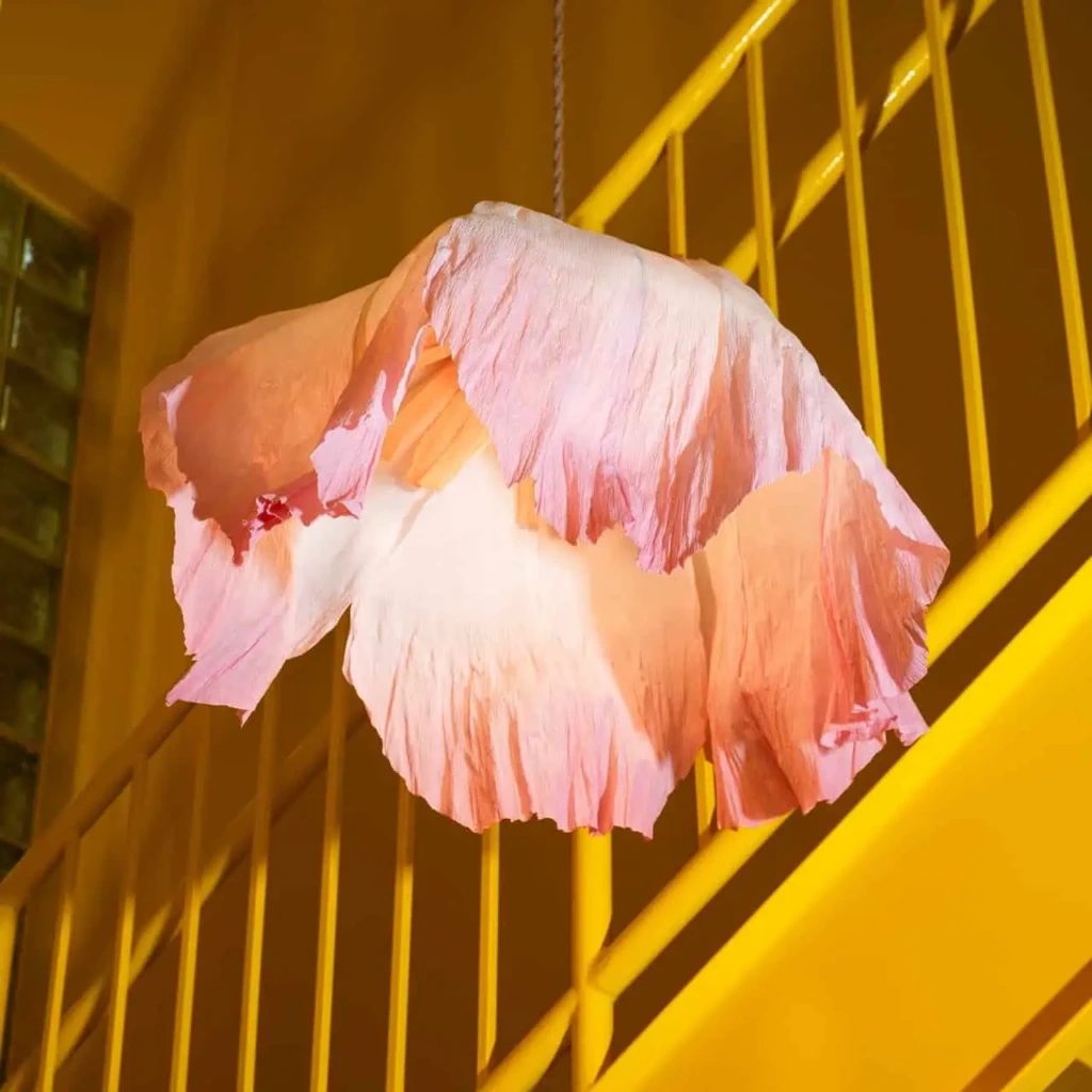 Kwiat z krepy barwiony zanurzeniowo teraz rozświetla nam pokoje jako żyrandol