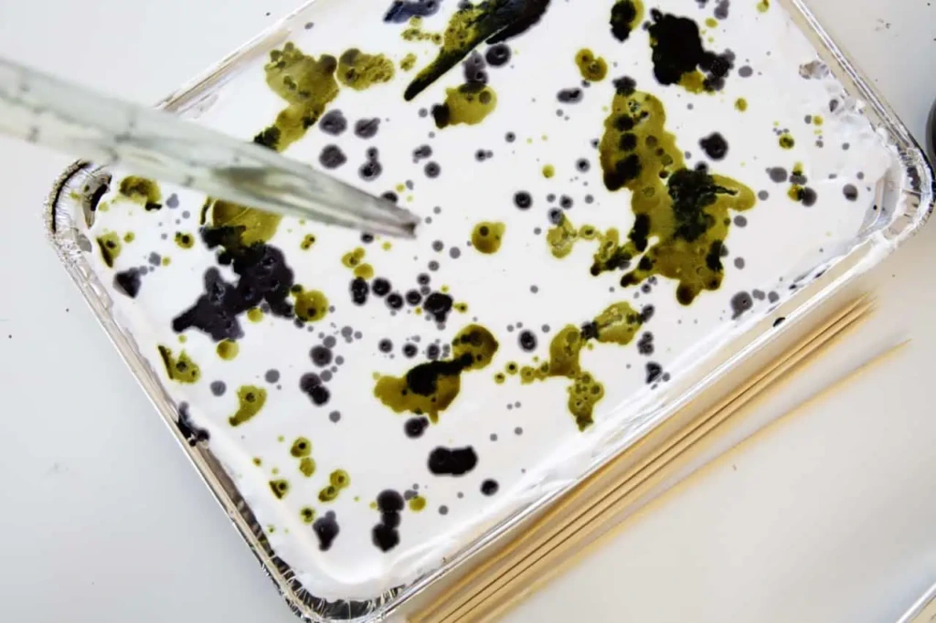 Nanoszenie barwnika na piankę do golenia