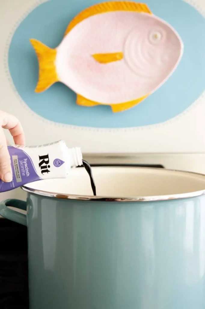 Przygotowywanie kąpieli barwiącej za pomocą barwnika RIT All-Purpose w kolorze Hyacinth