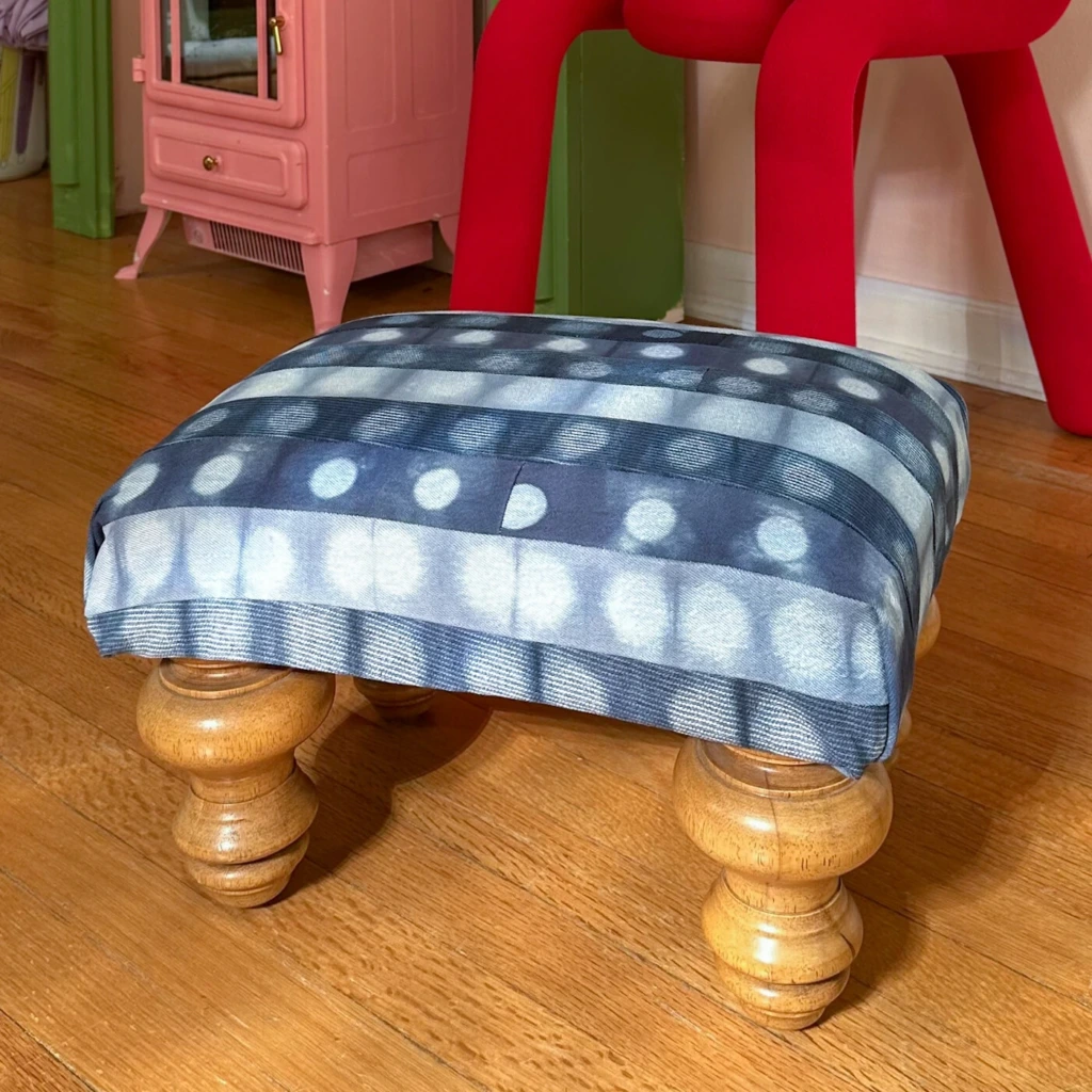 Stołek stworzony z  recyklingowanego dżinsu shibori 