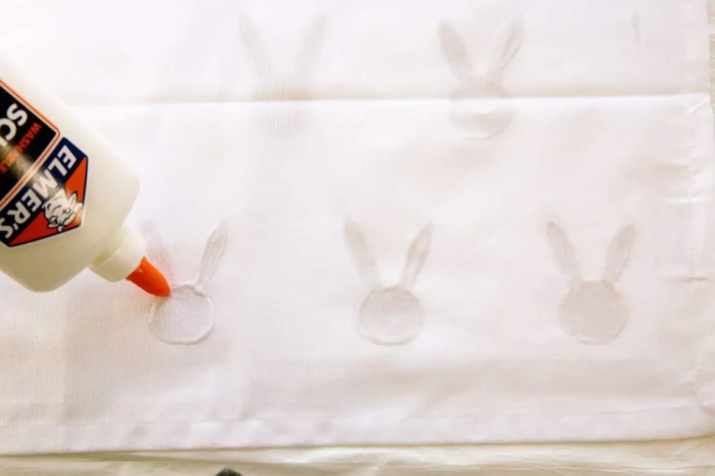 Rysowanie wzorów na obrusie za pomocą kleju