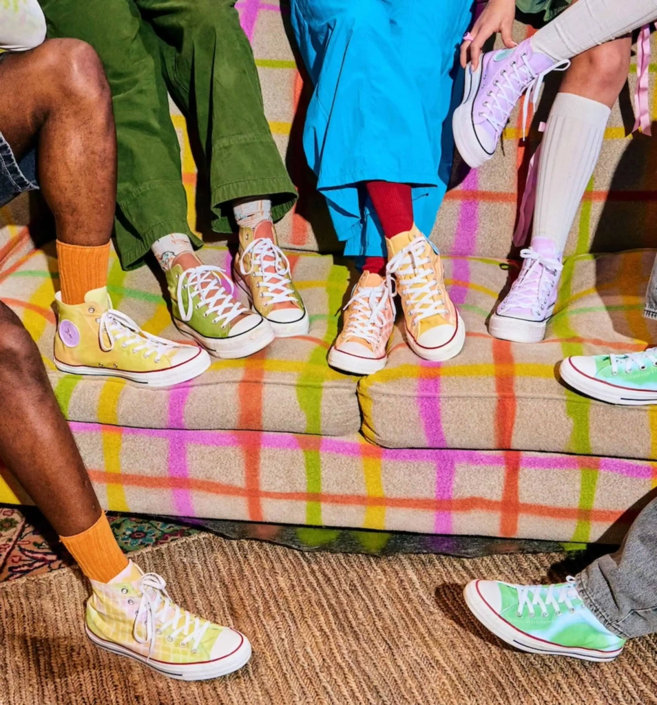 Kolorowe buty Converse barwione metodą blokowania kolorów