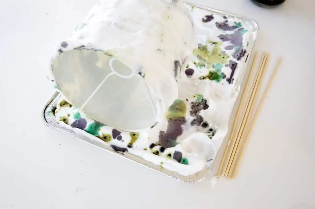 Umieszczanie w piance do golenia abażuru