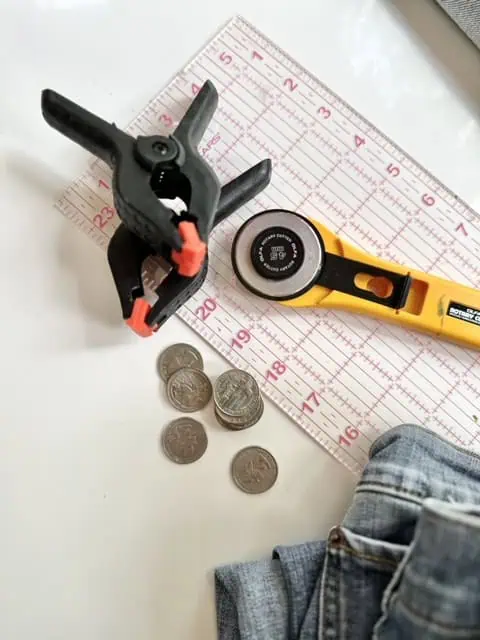 Zbieranie materiałów potrzebnych do stworzenia tego stołka recyklingowanego z dżinsu Shibori