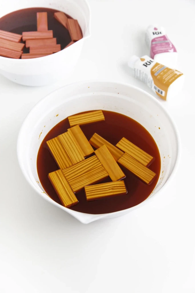 Barwienie klocków Jenga