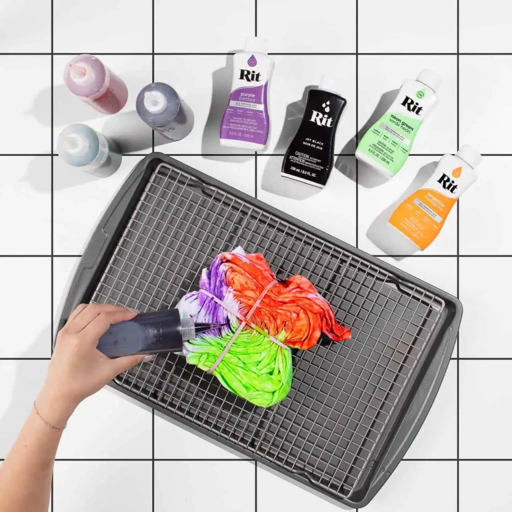 Barwienie różnymi kolorami za pomocą butelek z dozownikiem