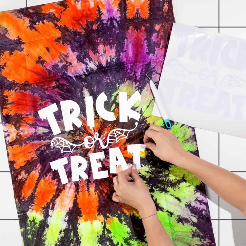 Naklejani naklejek ozdobnych na worek na cukierki