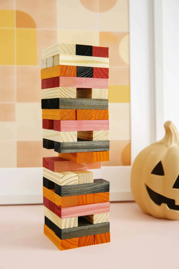 Finalny efekt kolorowych klocków Jenga barwionych za pomocą barwników RIT All-Purpose