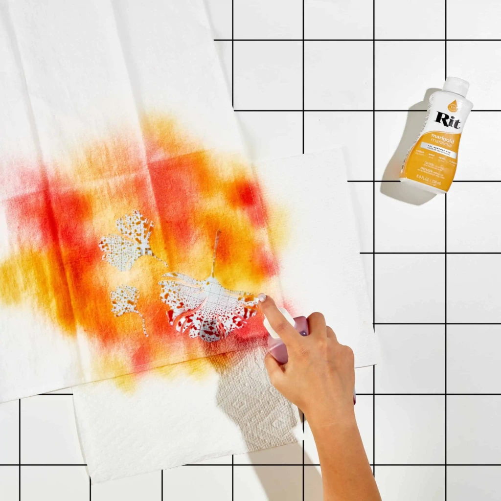 Spryskiwanie barwnikiem serwetek za pomocą buteleczek z dozownikami