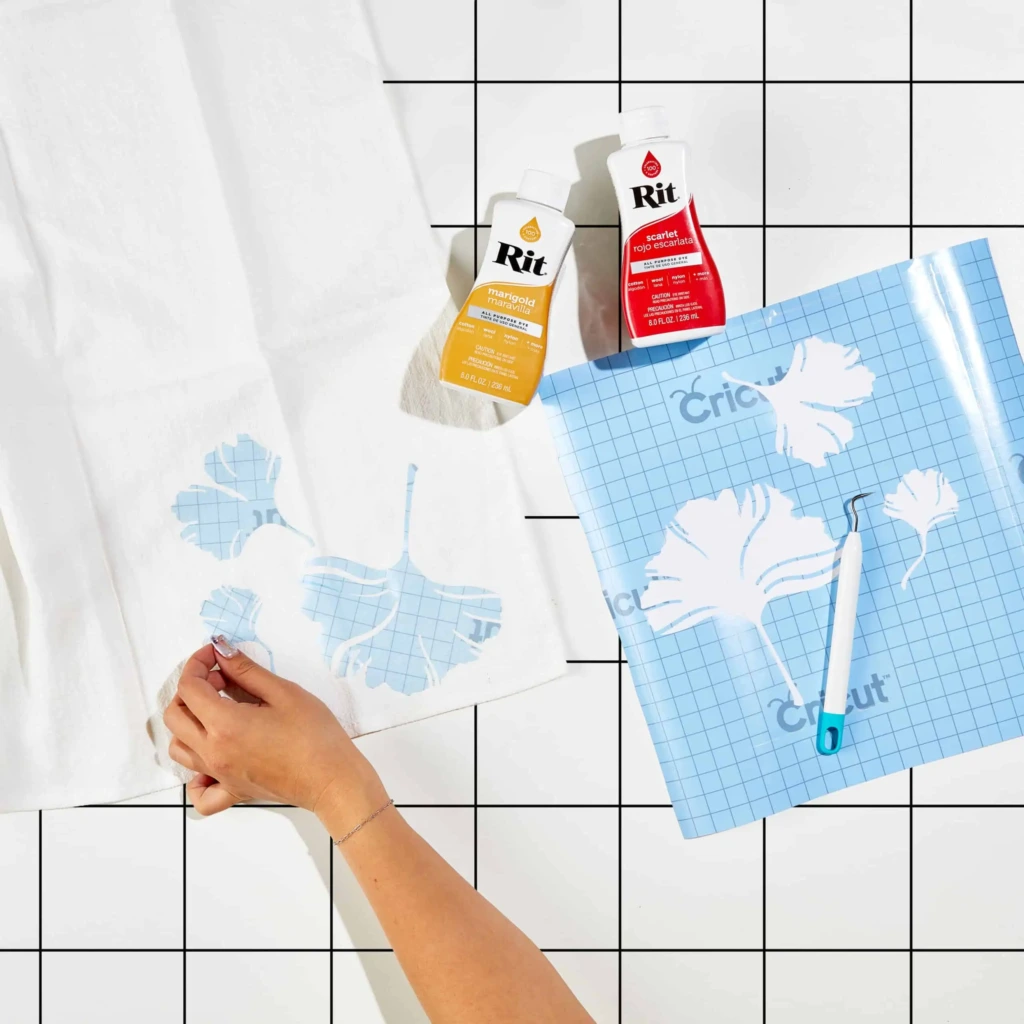 Wycinanie szablonu liści i nakładanie na serwetki 