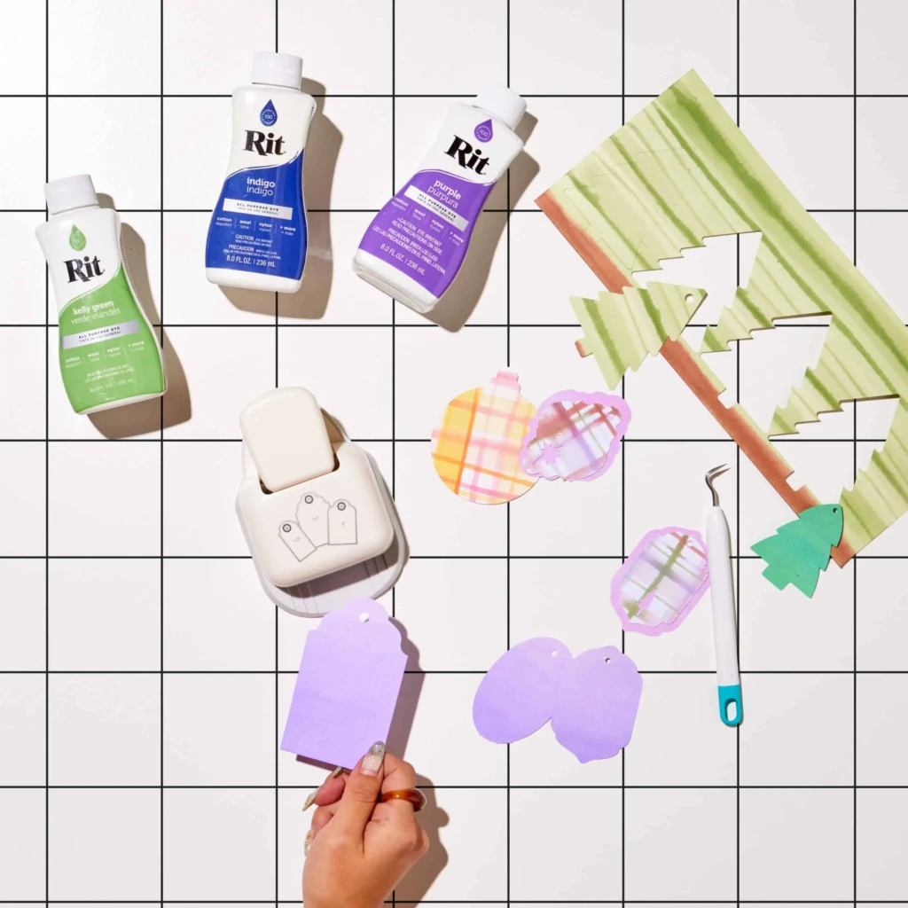 Wycinanie wzorów etykiet z barwionego papieru