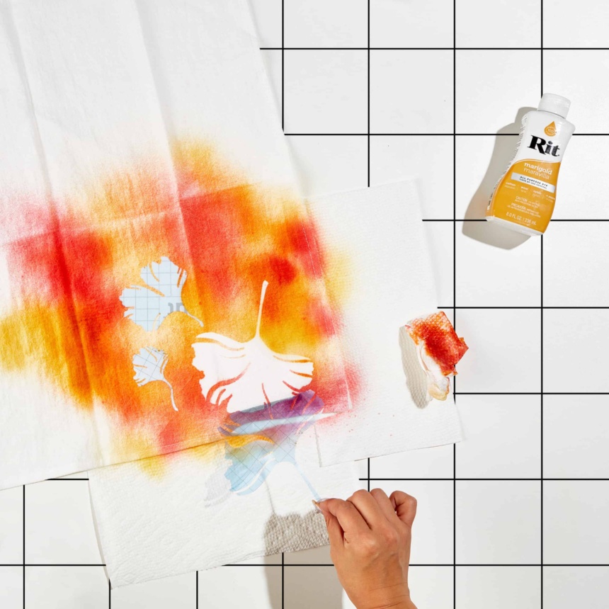 Zdejmowanie szablonu liścia z serwetek