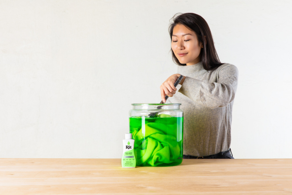 Barwienie swetra w kąpieli barwiącej