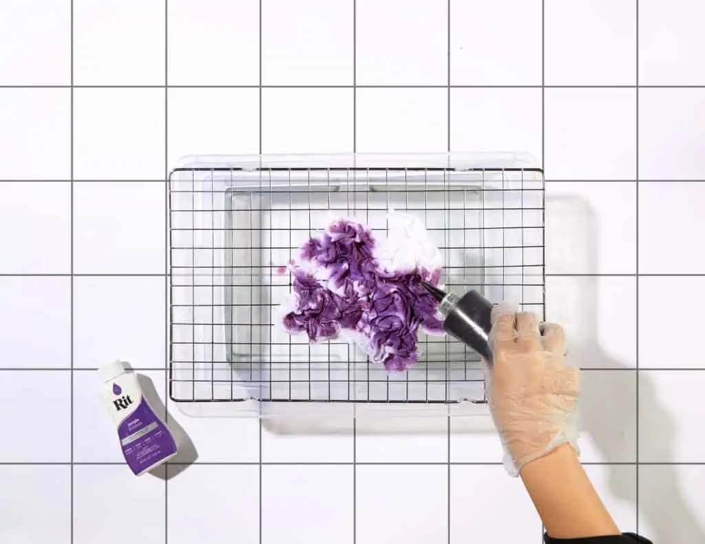 Wylewanie barwnika na zgniecioną tkaninę