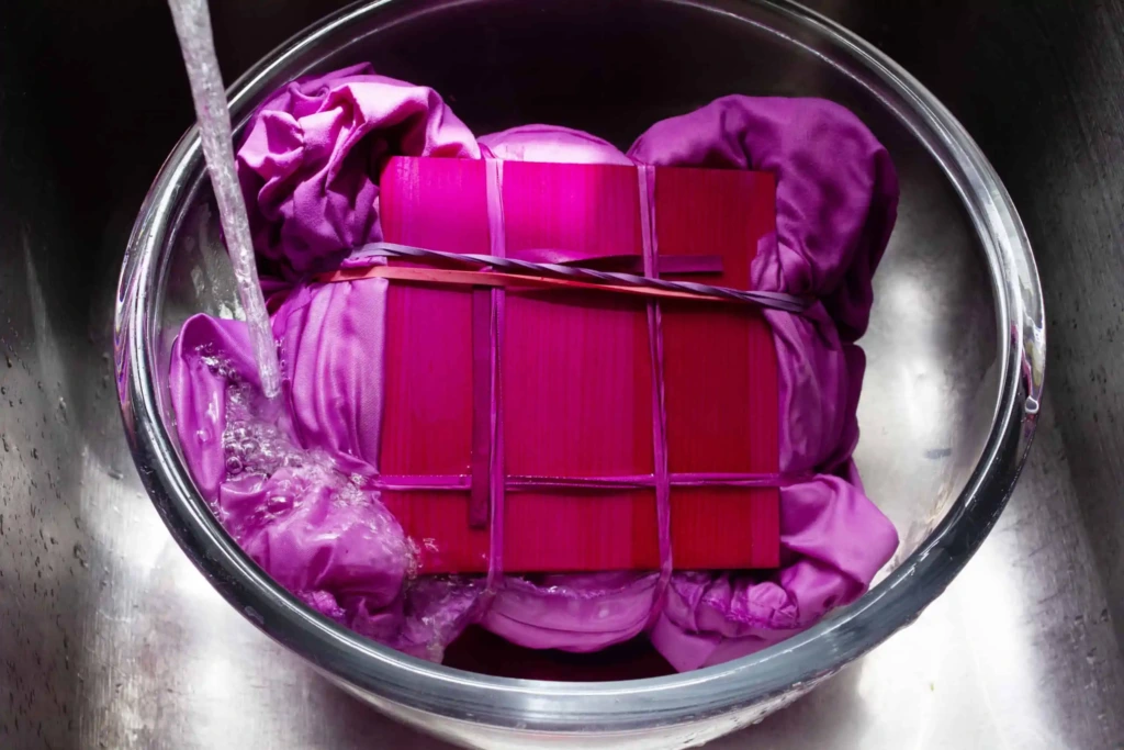 Barwienie zasłony w kąpieli barwiącej