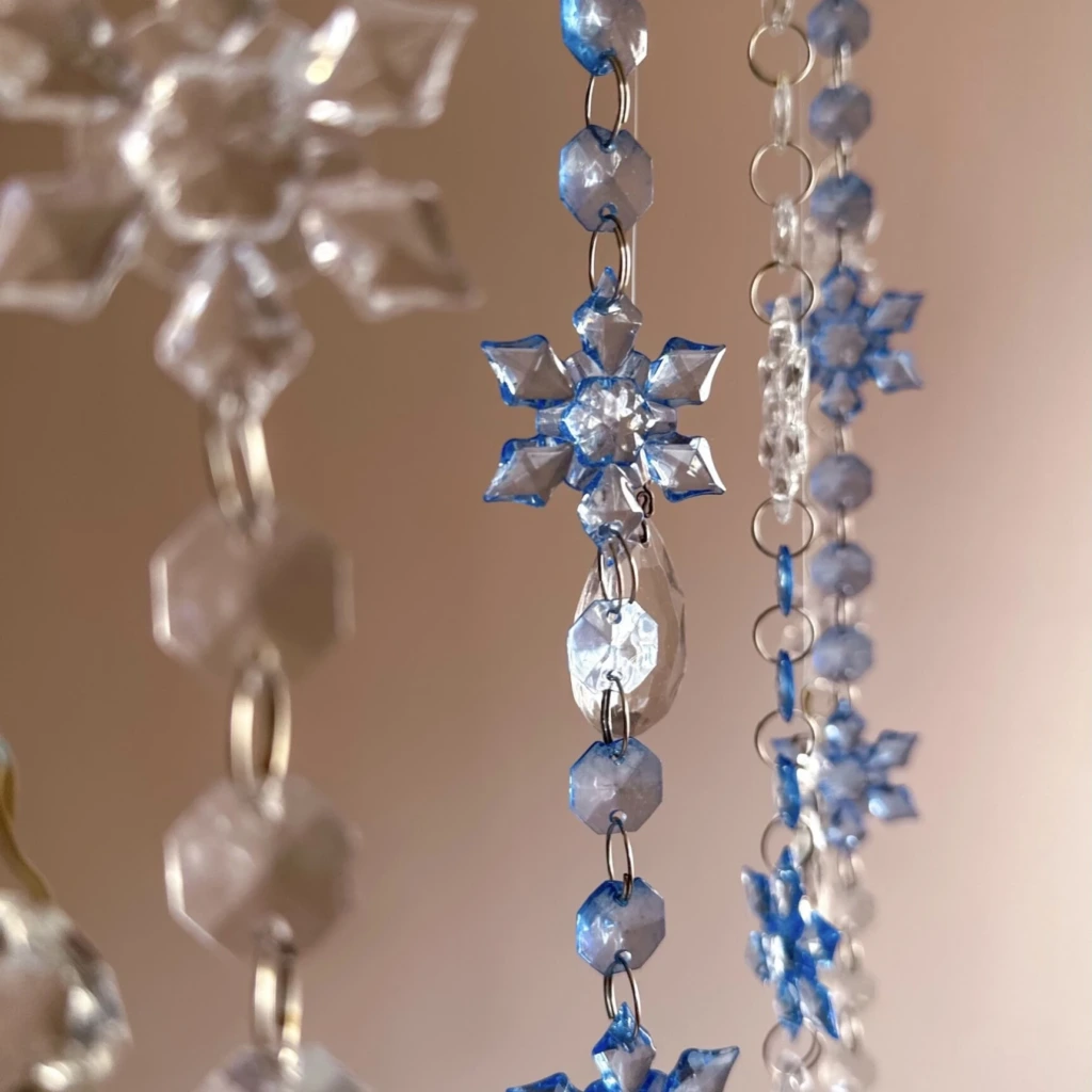 Barwione akrylowe płatki śniegu barwione metodą zanurzeniową w kolorze Sapphire Blue