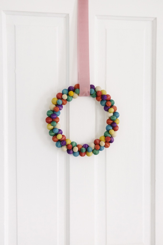 Finalny efekt kolorowego wianka z koralików