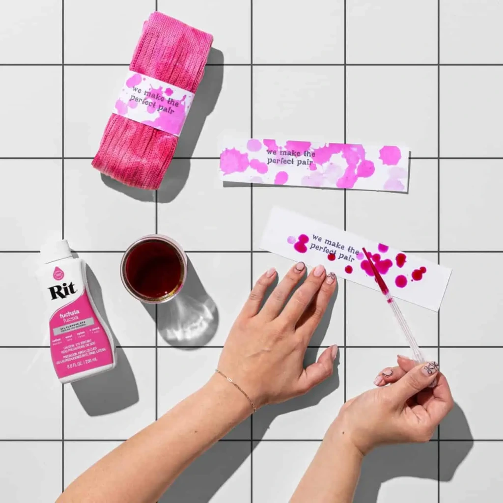 Przygotowywanie etykiet do owinięcia skarpet