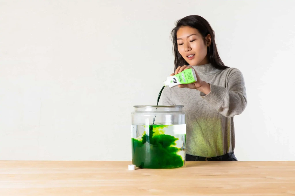 Przygotowywanie kąpieli barwiącej w kolorze Neon Green