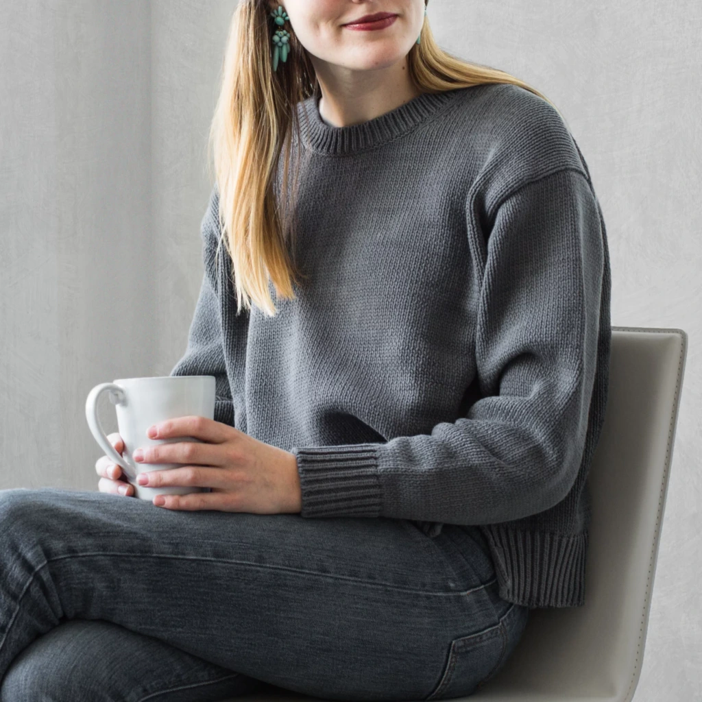 Sweter barwiony metodą zanurzeniową przy użyciu barwnika RIT All-Purpose w kolorze Charcoal Grey