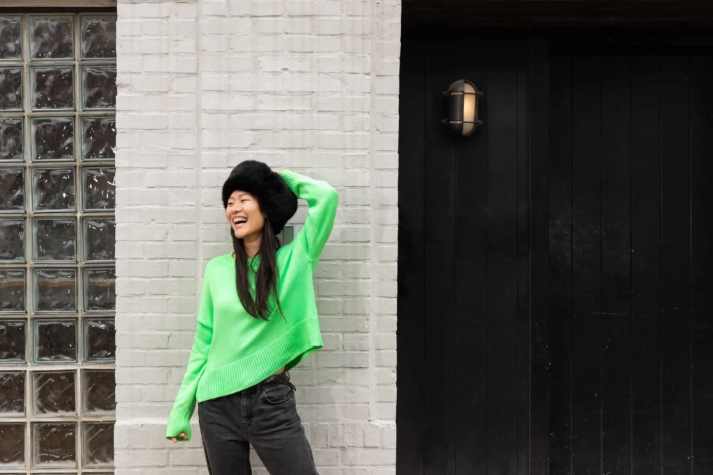 Finalny look twojego nowego swetra w kolorze Neon Green