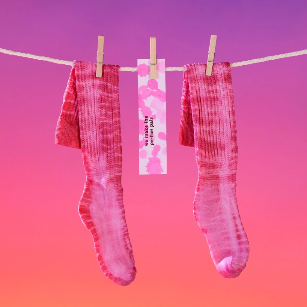 Miłosne skarpetki z napisem tworzymy idealną parę