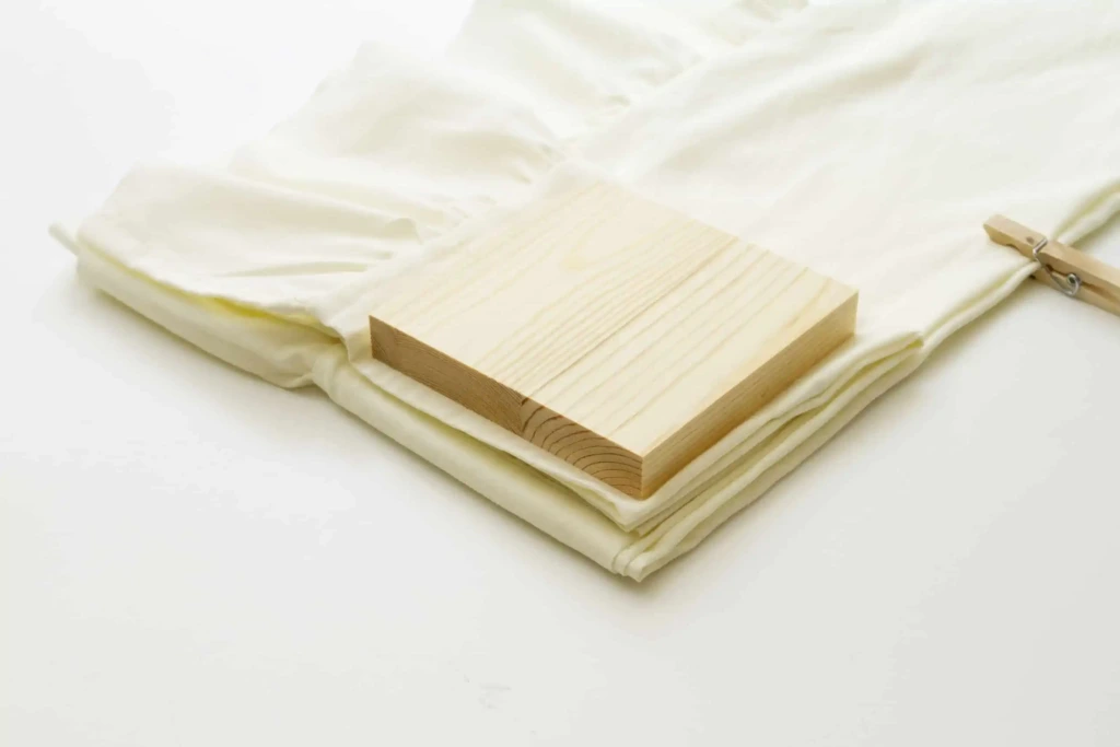 Przykładanie klocka do zasłony