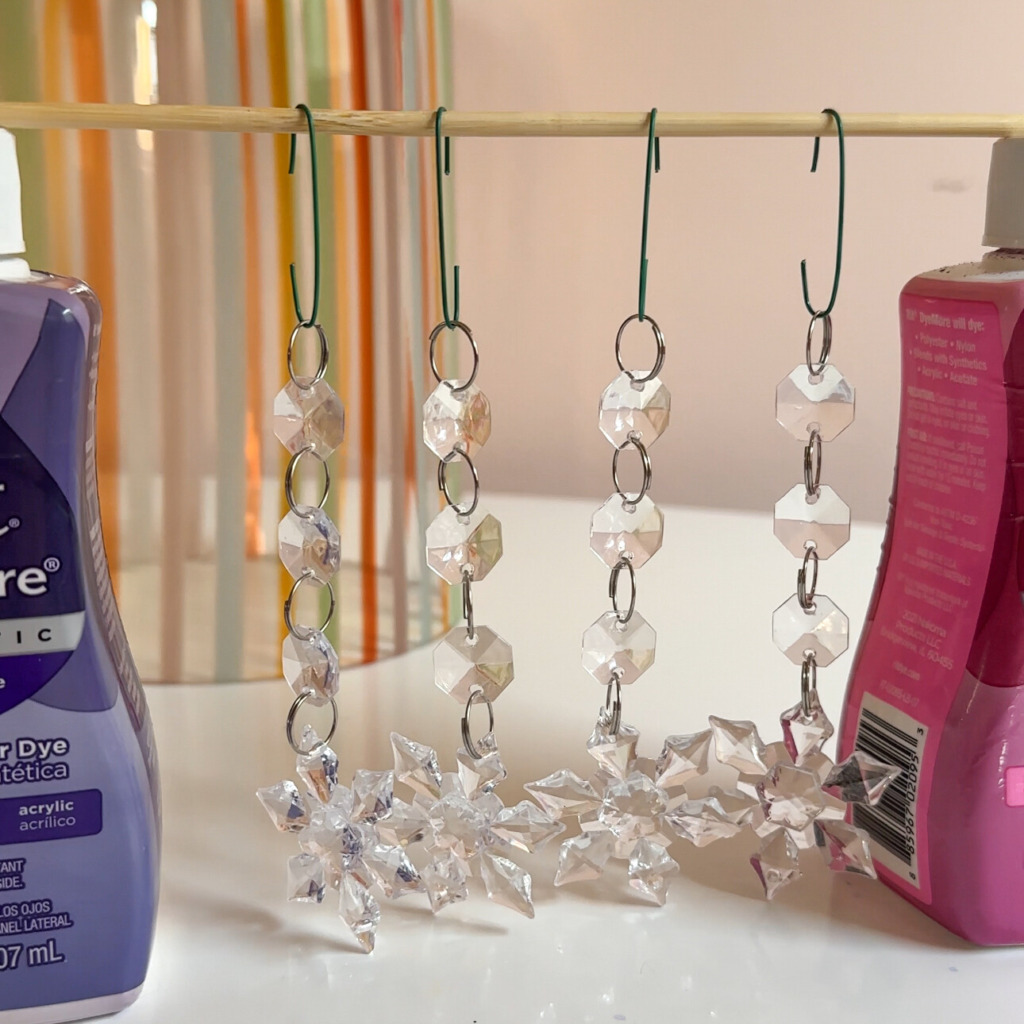 Zawieszanie akrylowych płatków śniegu na drewnianym pręciku