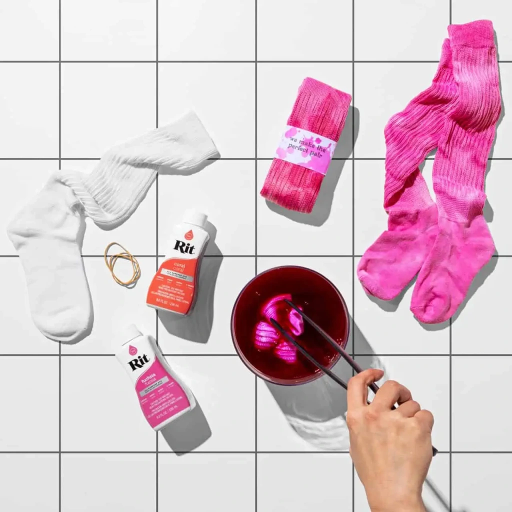 Barwienie skarpet w kąpieli barwiacej