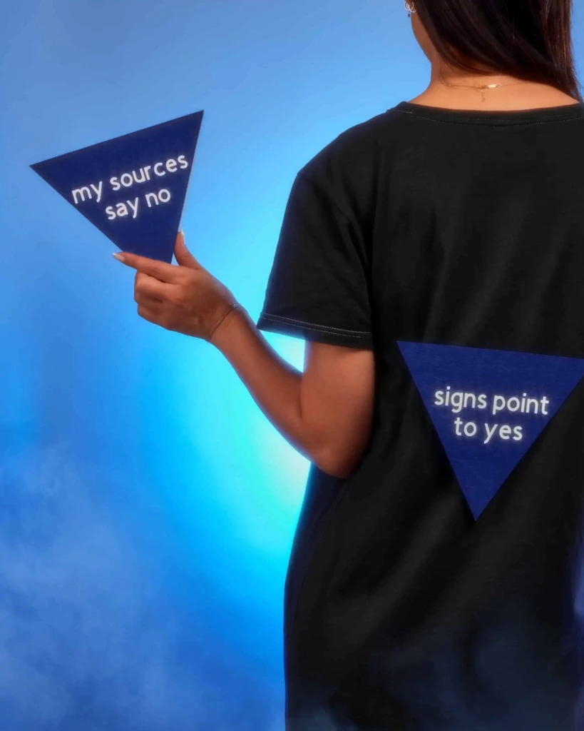 Kostium Magic 8 Ball wraz z dwiema odpowiedziami do magicznych pytań
