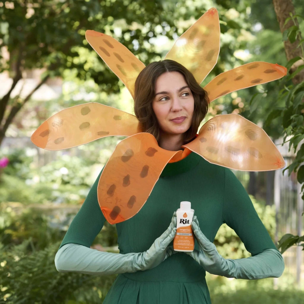 kostium kwiata lilii tygrysiej barwiony za pomocą barwnika RIT All-Purpose Tangerine