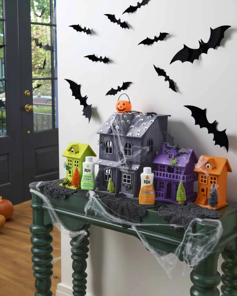 Nawiedzona wioska z barwionego drewna za pomocą barwników RIT All-Purpose idealna jako wystrój na Halloween